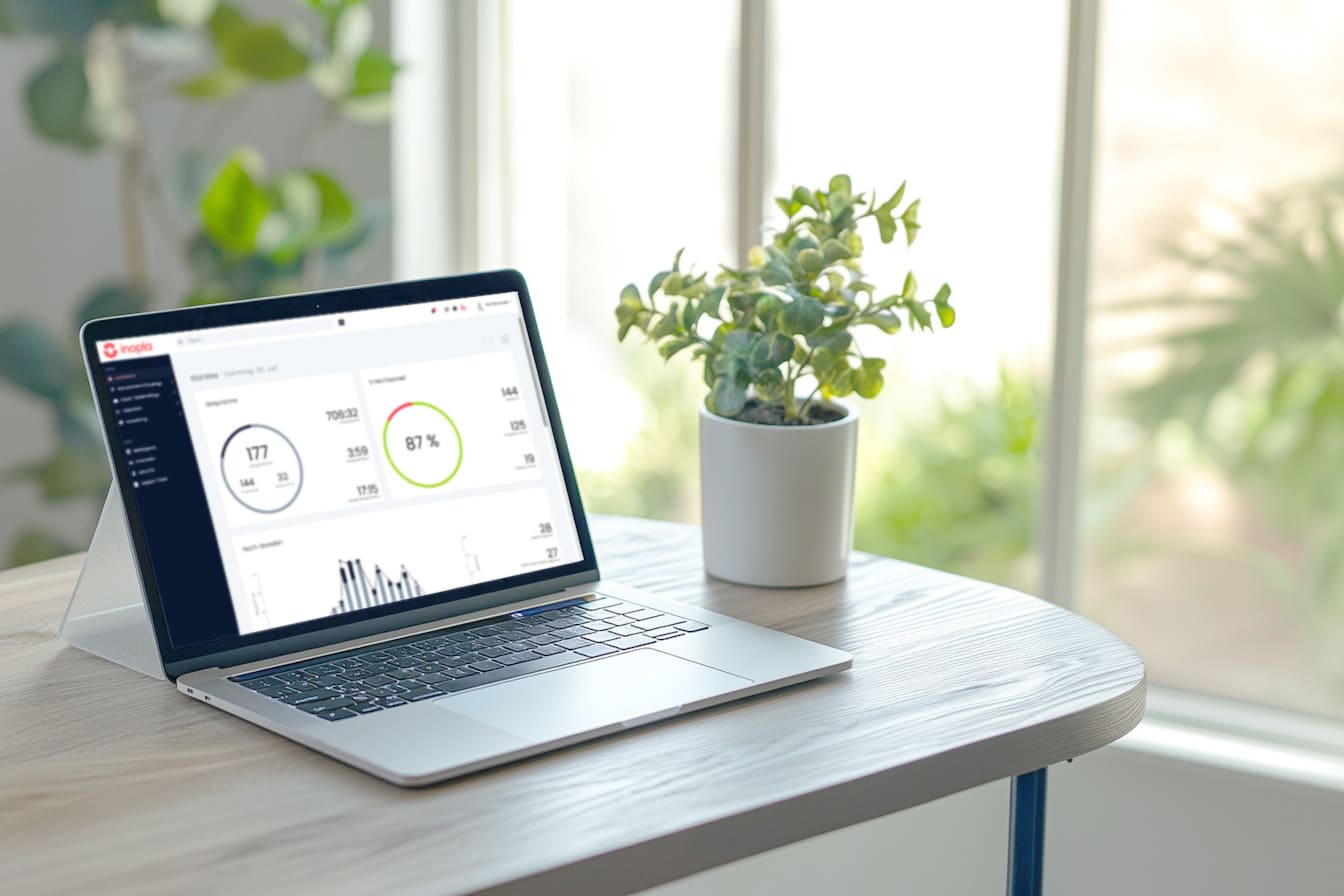 Notebook auf Tisch mit inopla Kundenzugang und Statistiken.