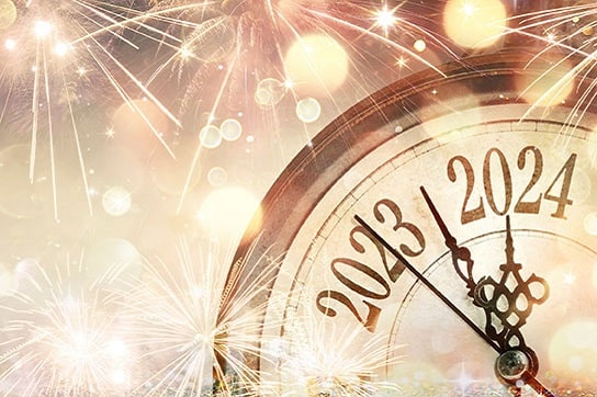 Happy New Year: Uhr mit Zeiger der von 2023 auf 2024 wechselt