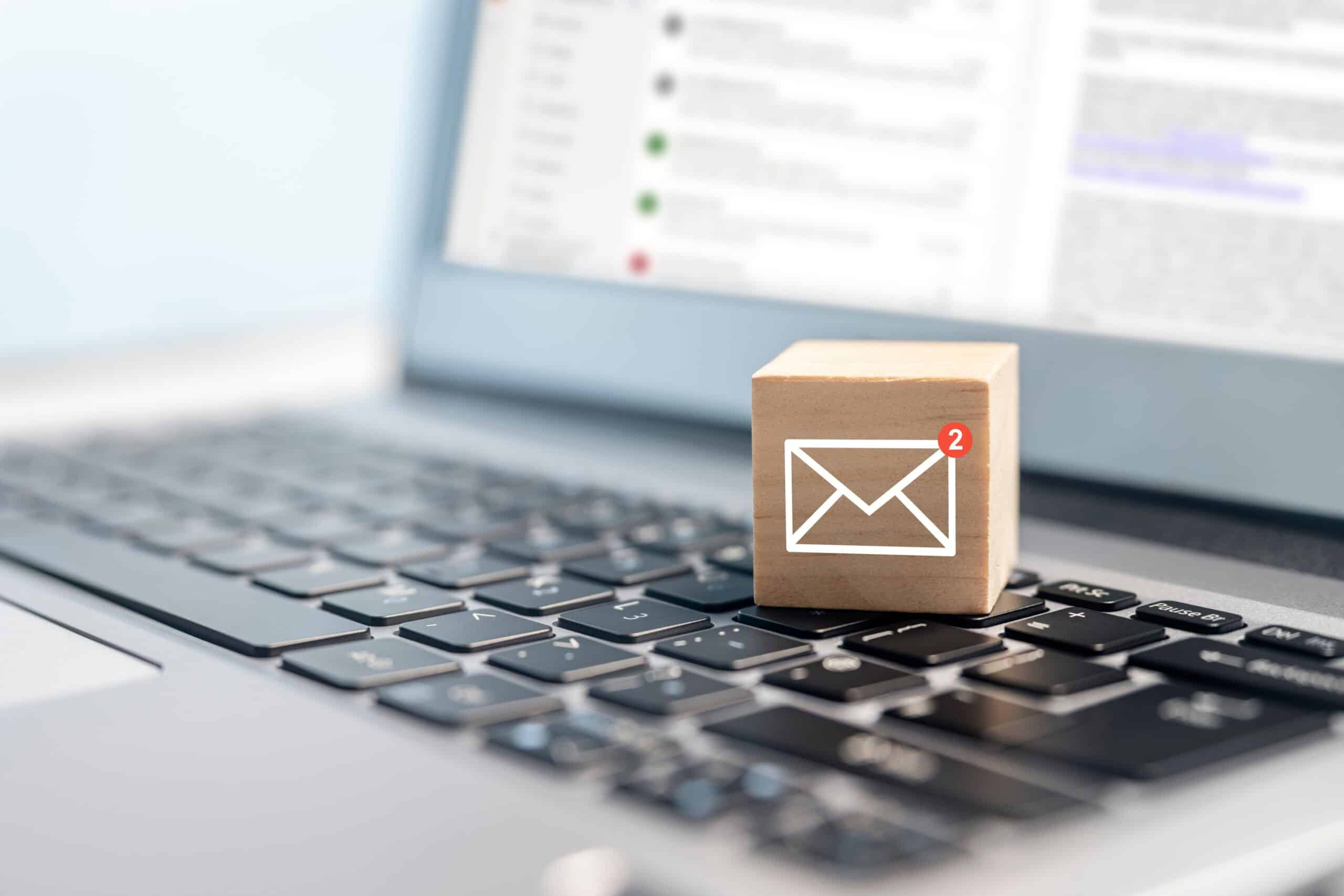Erweiterung Fax2Mail: E-Mail-Symbol mit neuer Meldung auf Notebook-Tastatur